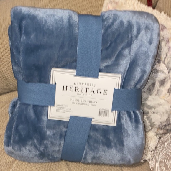 💙NWT Berkshire Heritage Collection Oversized Blanket/Throw - Picture 6 of 8